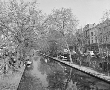 882295 Gezicht over de Oudegracht te Utrecht, vanaf de Weesburg, met op de achtergrond de Hamburgerbrug.